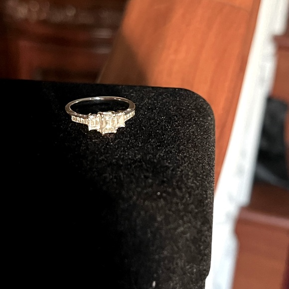 Women’s emerald cut Diamond engagement ring - Picture 5 of 5